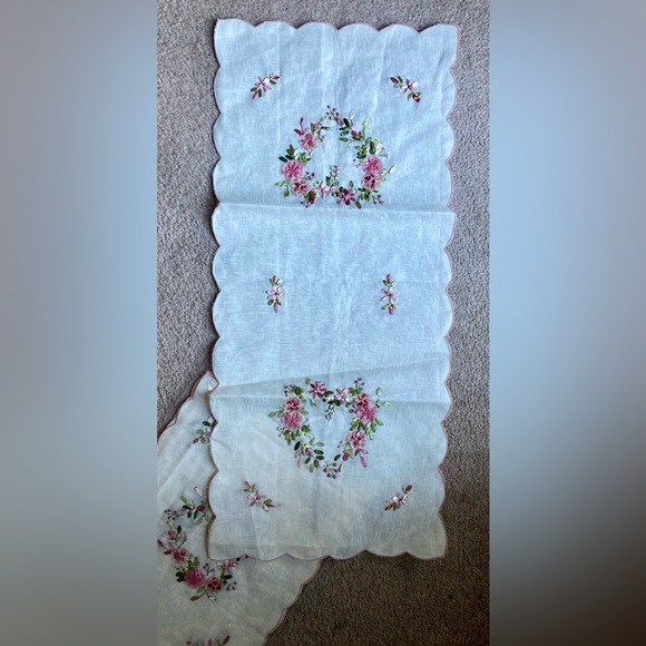 NEW Set of 4 Embroidered Placemats and Tablerunner - Picture 2 of 2